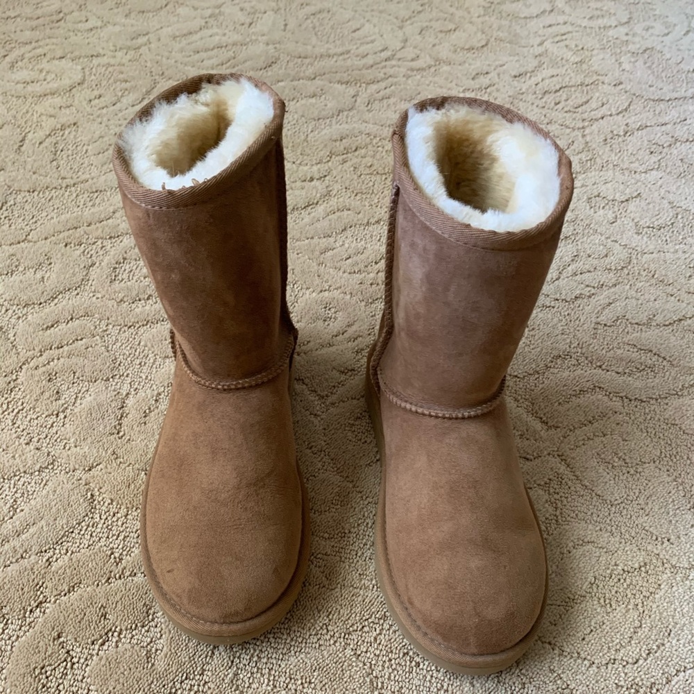 UGG girls brown classic short boots suede like new